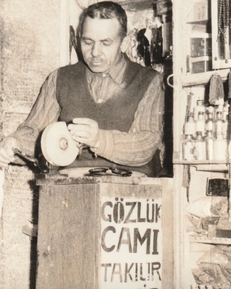 Dedemiz dükkânında gözlük camı işlerken