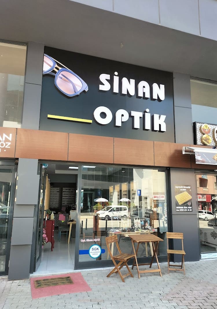 Sinan Optik gözlük vitrini