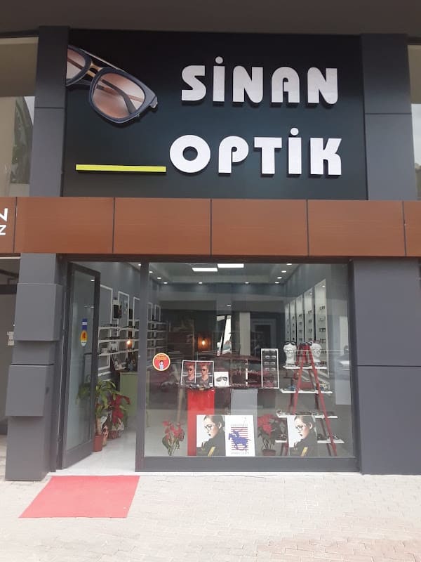 Sinan Optik mağaza girişi